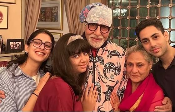 मॅजिक ब्रिक्सच्या रिपोर्टनुसार जुहूतील 'जलसा' या बिग बींच्या आलिशान बंगल्याची किंमत सुमारे 100 कोटी रुपये इतकी आहे.