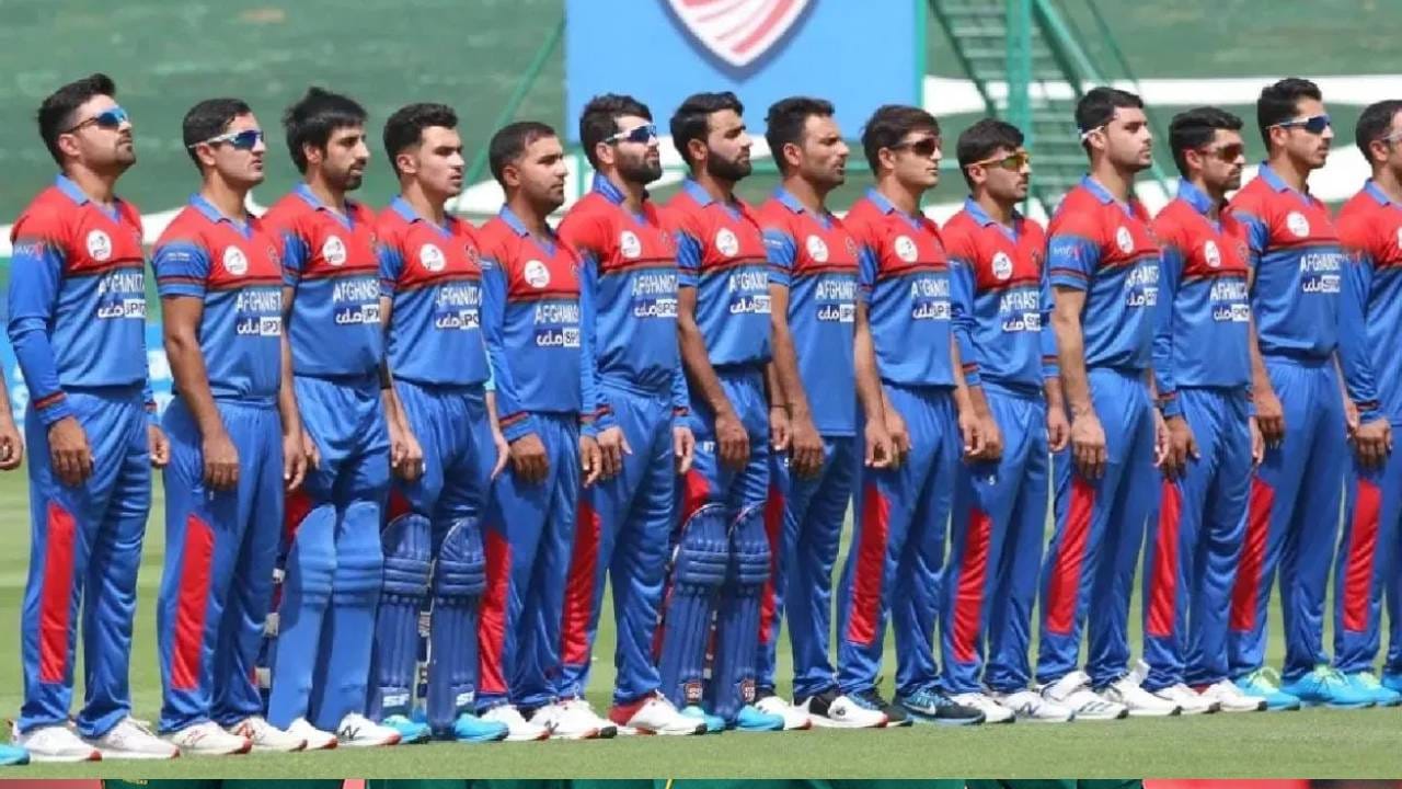 अफगाणिस्तान: हशमतुल्लाह शाहिदी (कर्णधार), इब्राहिम झदरान, रहमानउल्लाह गुरबाज, सैदीकुल्लाह अटल, रहमत शाह, इकराम अलीखिल, गुलबदिन नायब, अझमतुल्लाह उमरझाई, मोहम्मद नबी, रशीद खान, नांग्याल खरोती, नूर अहमद, फजल हक फारुकी, फरीद मलिक, नवीद झदरान.