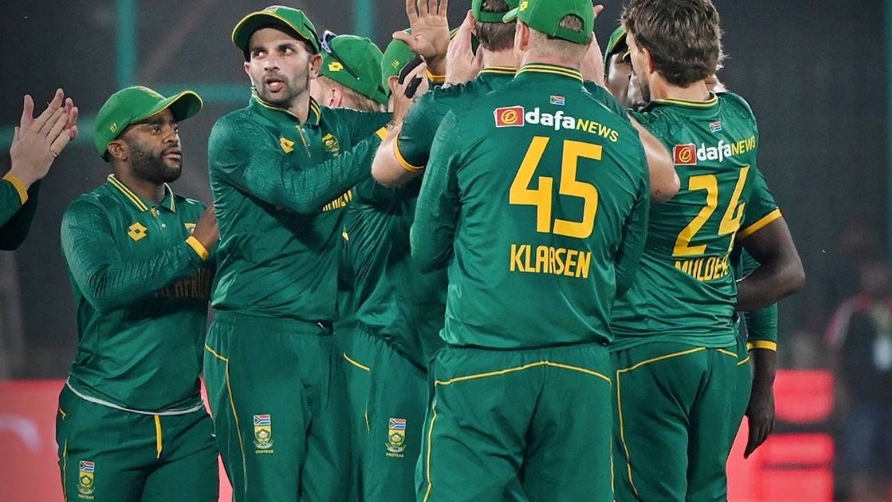 दक्षिण आफ्रिका: टेम्बा बावुमा (कर्णधार), टोनी डी झोर्झी, मार्को जॅन्सेन, हेनरिक क्लासेन, केशव महाराज, एडेन मार्कराम, डेव्हिड मिलर, वियान मुल्डर, लुंगी एनगिडी, कागिसो रबाडा, रायन रिकेल्टन, तबरेज शम्सी, ट्रिस्टन स्टब्स, रॉसी व्हॅन डेर ड्यूसेन, कॉर्बिन बोश.