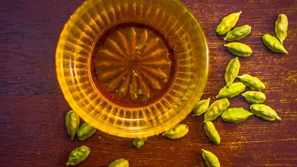 वेलदोड्याच्या पाण्यात व्हिटॅमिन ए, व्हिटॅमिन बी6, व्हिटॅमिन सी, कॅल्शियम, मॅग्नीशियम, पोटॅशियम, झिंक, आयरन, प्रॉटीन आणि फायबर आहे. त्याच्या शरीरास मोठ्या प्रमाणावर फायदा होतो.