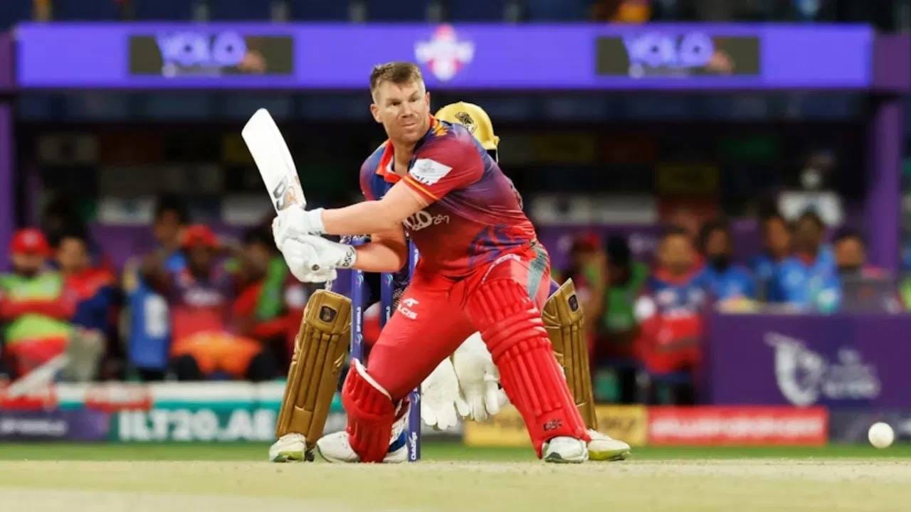 डेव्हिड वॉर्नर नाबाद 93 धावांच्या जोरावर टी20 क्रिकेटच्या सर्वाधिक धावा करणाऱ्या खेळाडूंच्या यादीत पाचव्या क्रमांकावर पोहोचला आहे. यापूर्वी विराट कोहली टॉप 5 मध्ये होता. विराट कोहलीला त्याने टॉप 5 मधून बाहेर काढलं. 