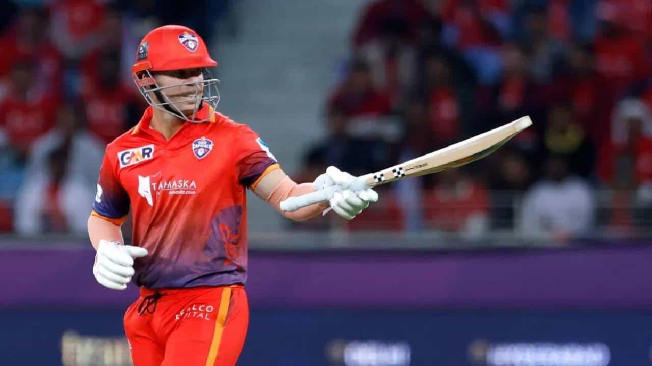 आंतरराष्ट्रीय टी20 लीग स्पर्धा दुबईत सुरु आहे. या स्पर्धेत डेव्हिड वॉर्नरचा झंझावात अबुधाबी नाईट रायडर्स सामन्यात पाहायला मिळाला. दुबई कॅपिटल्सकडून खेळताना डेव्हिड वॉर्नरने 57 चेंडूत 1 षटकार आणि 12 चौकारांच्या मदतीने नाबाद 93 धावा केल्या.