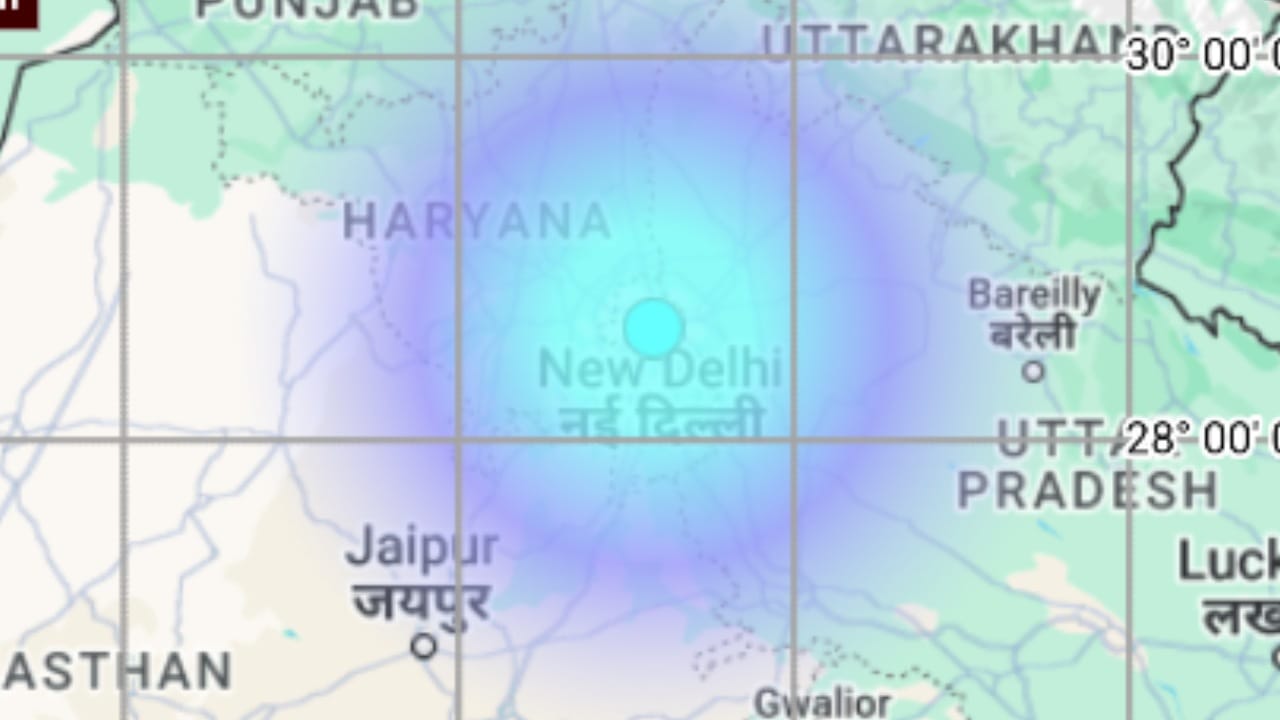 नवी दिल्लीत भूकंपाचे जोरदार धक्के, साखर झोपेत असलेल्या दिल्लीकरांमध्ये भीतीचे वातावरण नवी दिल्लीत भूकंपाचे जोरदार धक्के, साखर झोपेत असलेल्या दिल्लीकरांमध्ये भीतीचे वातावरण
