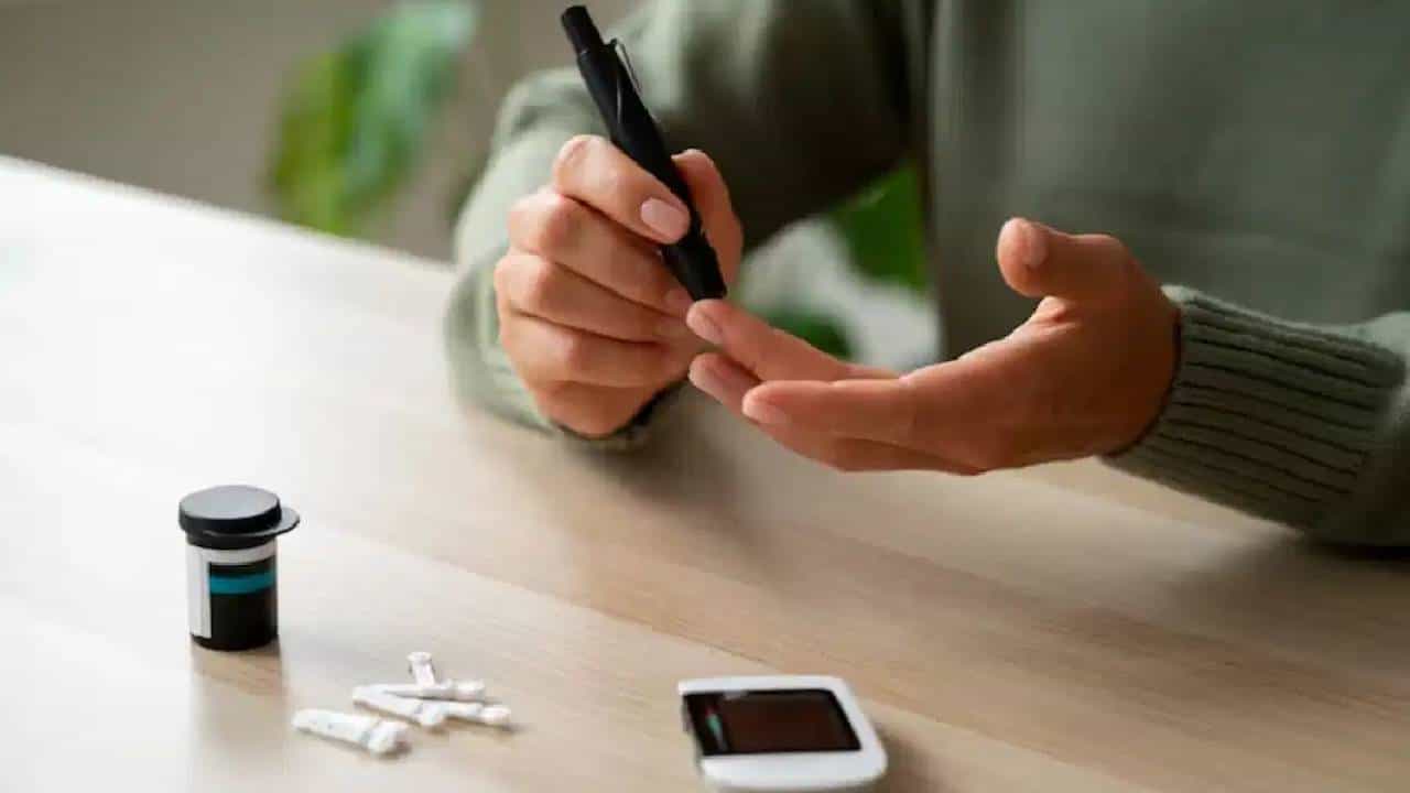 सकाळी उठल्यानंतर रक्तातील साखर वाढते? तर आहारात करा हे 3 बदल