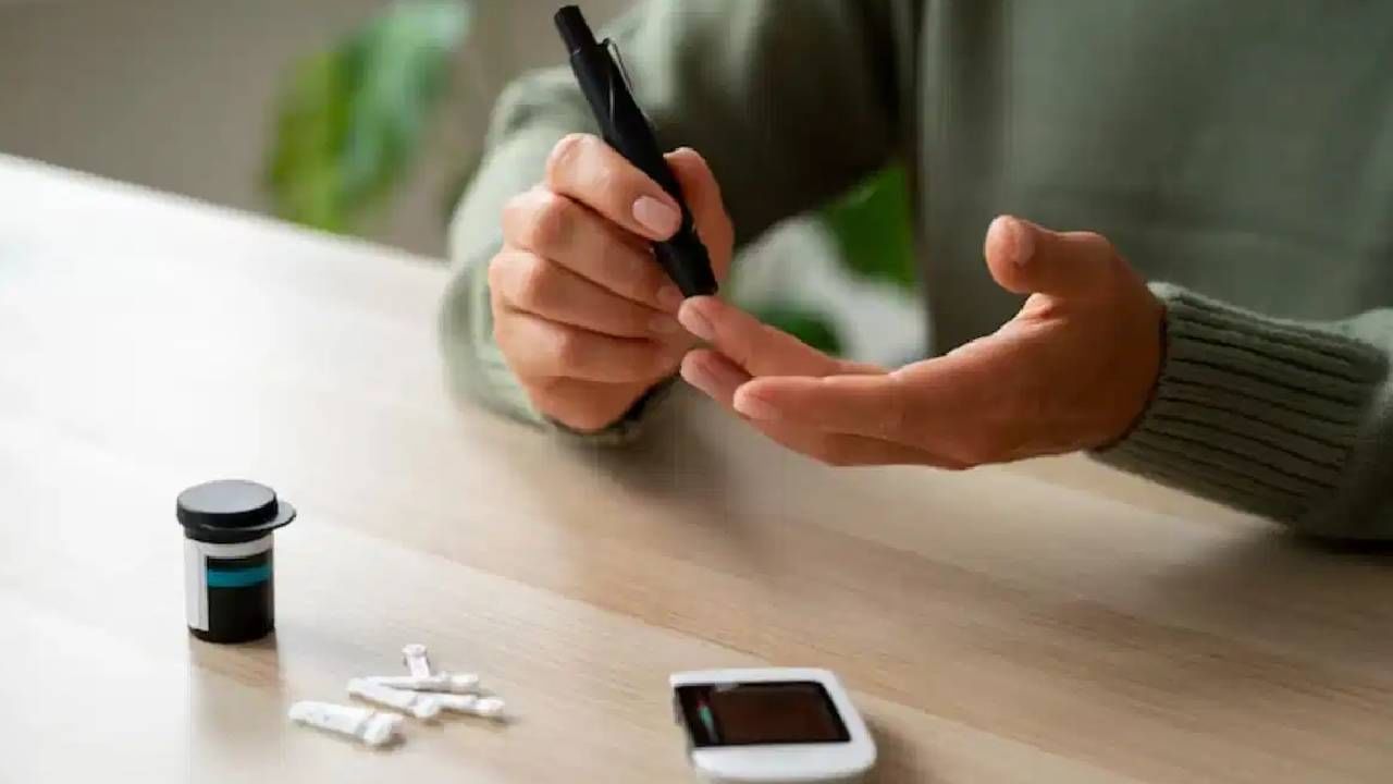 सकाळी उठल्यानंतर रक्तातील साखर वाढते? तर आहारात करा 'हे' 3 बदल सकाळी उठल्यानंतर रक्तातील साखर वाढते? तर आहारात करा 'हे' 3 बदल