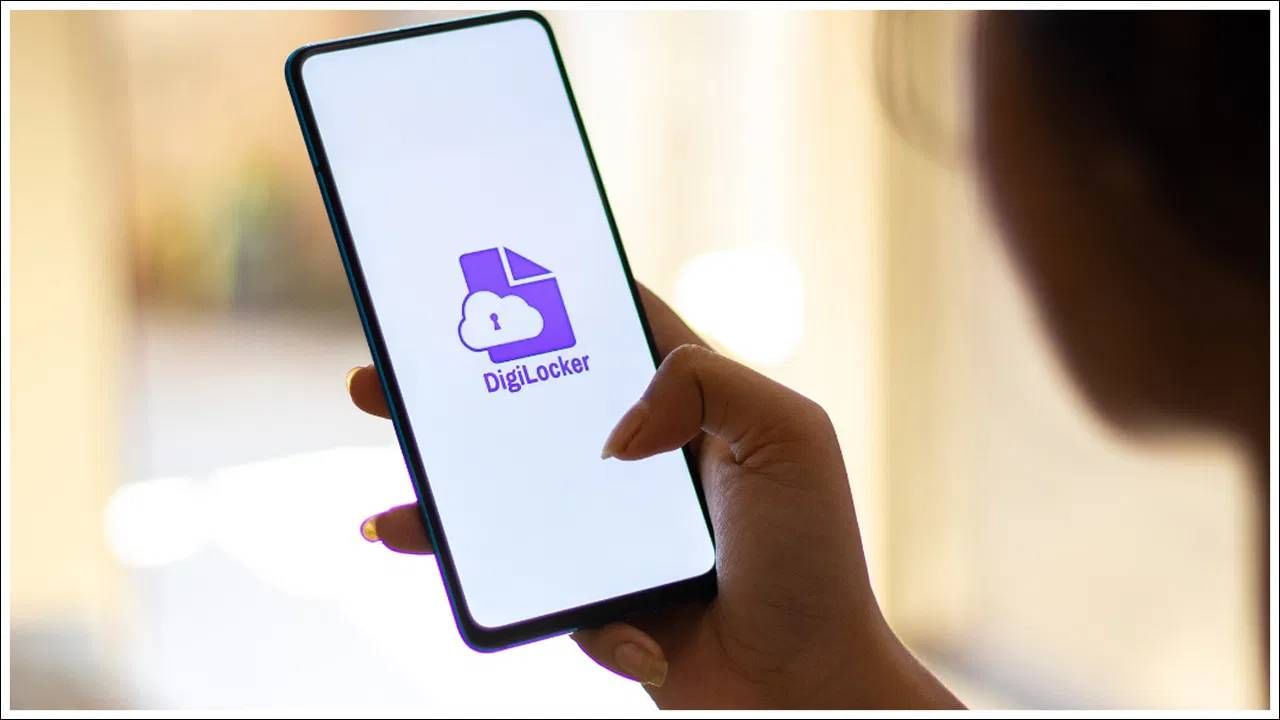 डिजीलॉकर अ‍ॅप: या अ‍ॅपमध्ये तुम्ही सर्व महत्त्वाचे कागदपत्रे सुरक्षित ठेवू शकता. या अ‍ॅपमध्ये तुम्ही मतदार ओळखपत्र, ड्रायव्हिंग लायसन्स, पॅन कार्ड आणि मार्कशीट यांसारखी कागदपत्रे डिजिटल स्वरूपात एकत्रित ठेवू शकता.