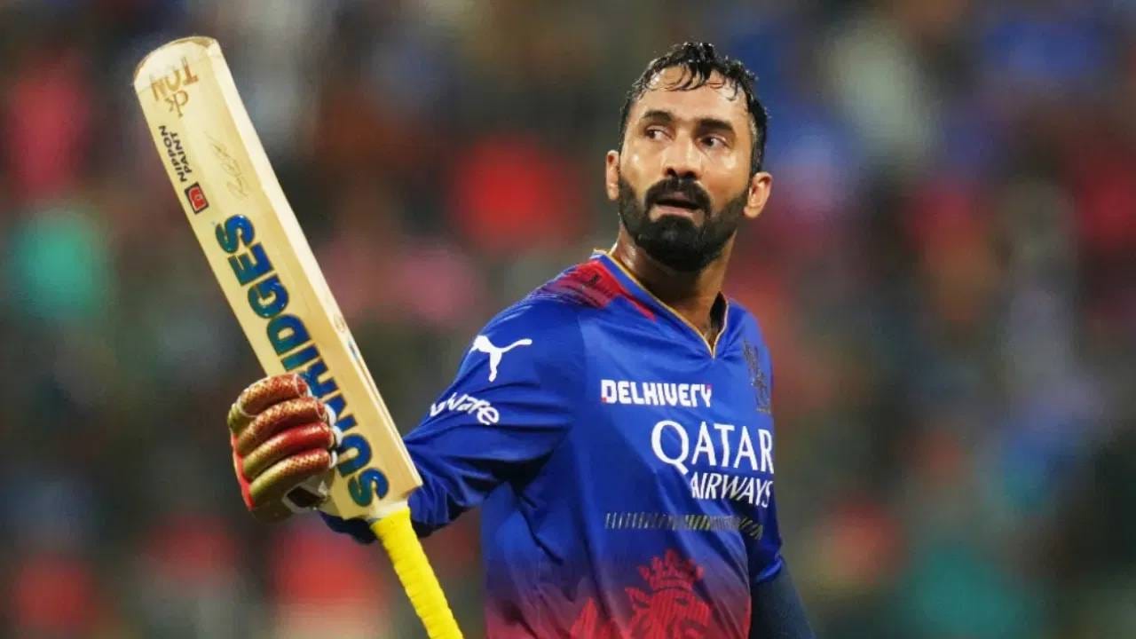 दिनेश कार्तिकने 362 टी20 सामन्यात 35 अर्धशतकांसह 7504 धावा केल्या आहेत.त्यामुळे टी20 क्रिकेटच्या इतिहासात सर्वाधिक धावा करणारा भारतीय यष्टीरक्षक फलंदाज ठरला आहे.