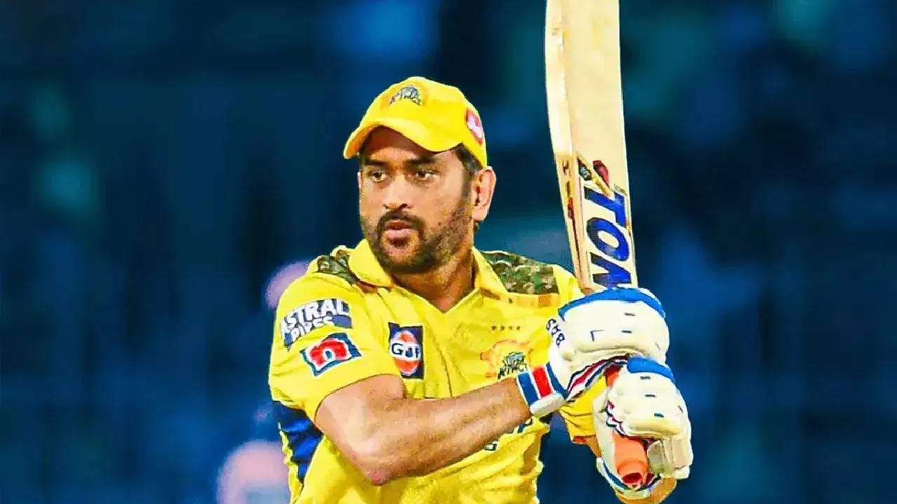 टी20 क्रिकेटमध्ये भारतीय यष्टीरक्षक म्हणून सर्वाधिक धावा करण्याचा विक्रम हा टीम इंडियाचा माजी कर्णधार महेंद्रसिंह धोनीच्या नावावर होता. त्याने टी20 क्रिकेटमध्ये 342 डावात फलंदाजी करत 28 अर्धशतकांसह 7432 धावा केल्या आहेत. आता हा विक्रम दिनेश कार्तिकच्या नावावर झाला आहे. 