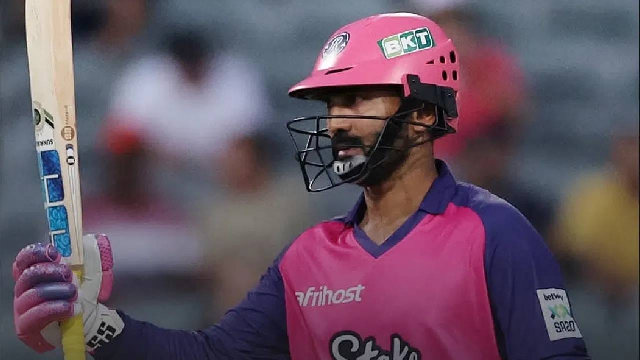 दक्षिण अफ्रिका टी20 लीग स्पर्धेच्या 26व्या सामन्यात पर्ल रॉयल्सकडून खेळताना दिनेश कार्तिकने 39 चेंडूत 3 षटकार आणि 4 चौकारांच्या मदतीने 53 धावा केल्या. अर्धशतकासह टी20 क्रिकेटमध्ये सर्वाधिक धावा करणारा भारतीय यष्टीरक्षक ठरला आहे. 