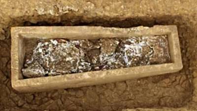 दुरुस्ती दरम्यान रस्त्याखाली आढळली शवपेटी, उघडताच सर्वांचे डोळे पांढरे, शास्त्रज्ञांना तर बसला धक्का