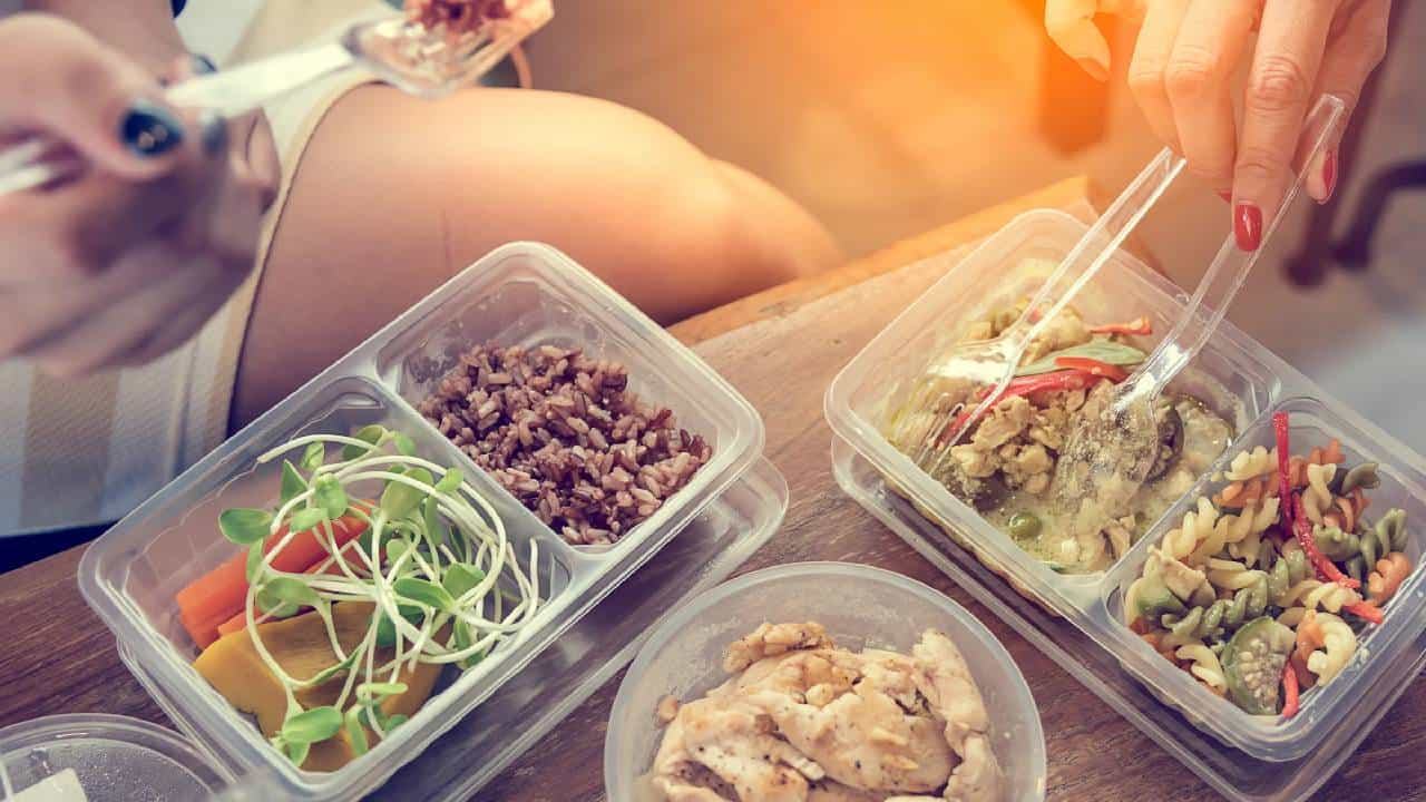तुम्ही पण प्लास्टिकच्या डब्यातील अन्न खाताय? तुमची ही सवय आरोग्यासाठी घातक ठरेल