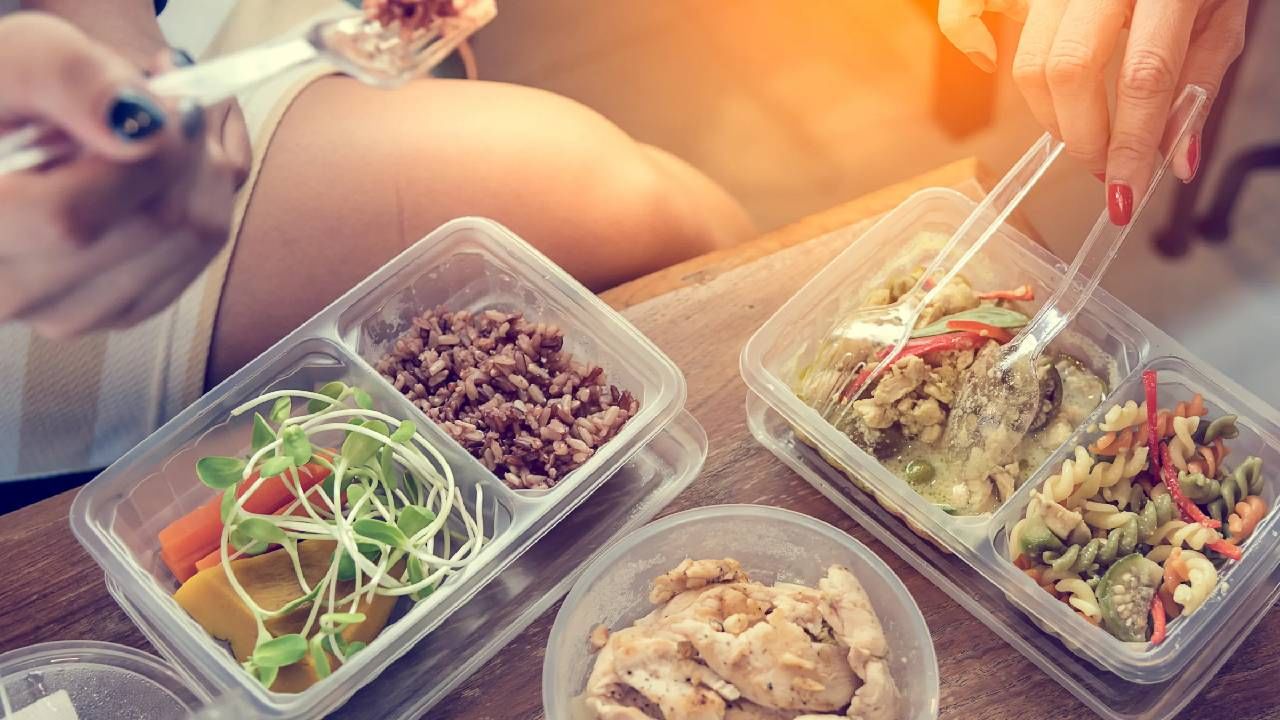 तुम्ही पण प्लास्टिकच्या डब्यातील अन्न खाताय? तुमची 'ही' सवय आरोग्यासाठी घातक ठरेल तुम्ही पण प्लास्टिकच्या डब्यातील अन्न खाताय? तुमची 'ही' सवय आरोग्यासाठी घातक ठरेल