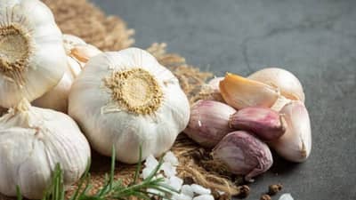 Garlic Without Peels: लसून सालीसोबत खाल्ल्यावर काय होईल? जाणून घ्या तज्ज्ञांचे मत