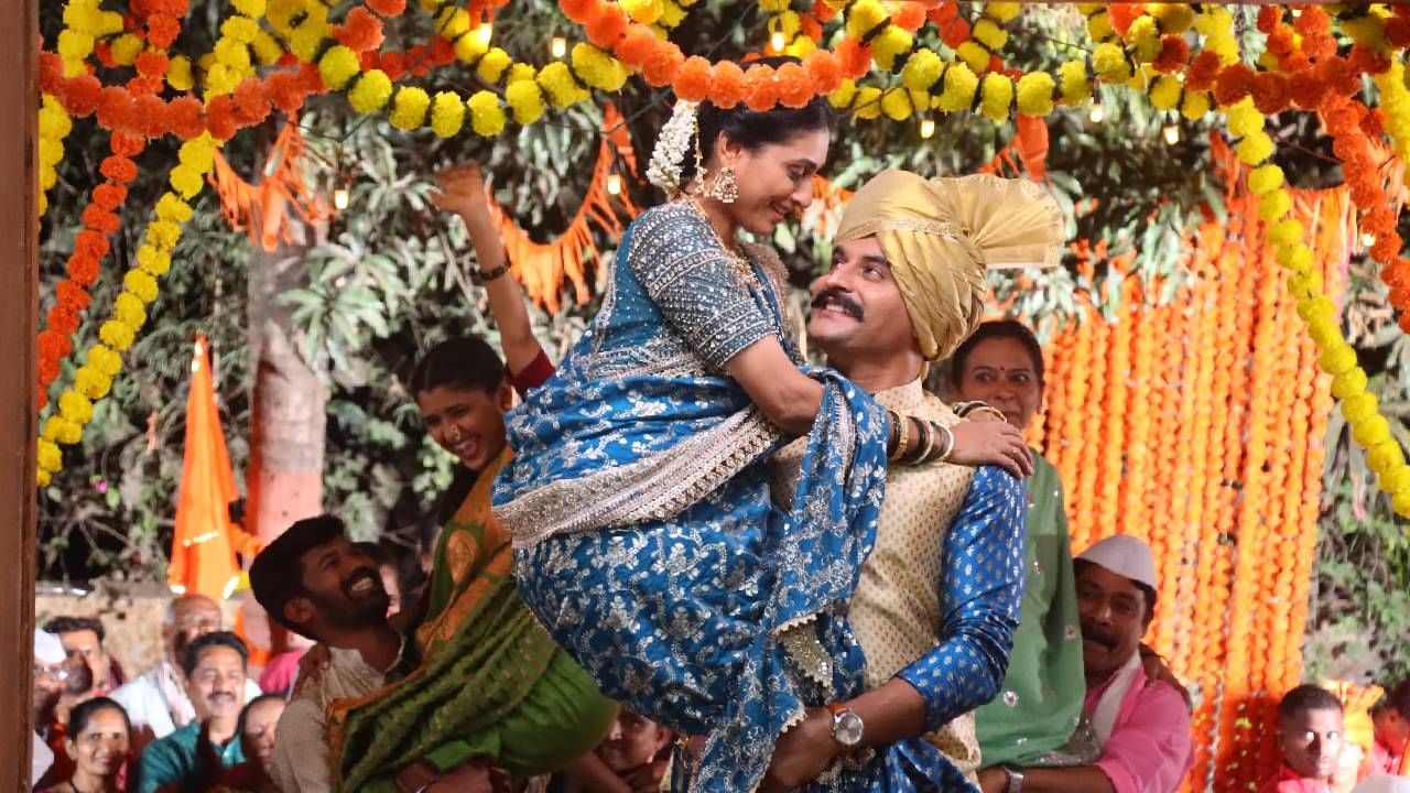 गेल्या कित्येक दिवसांपासून ज्या क्षणाची प्रेक्षक आतुरतेने वाट पहात होते तो क्षण अखेर आलाय. ज्या रणदिवे कुटुंबातून काही दिवसांपूर्वी जानकी-ऋषिकेश घरातून बाहेर पडले त्या घरात या दोघांचा सन्मानपूर्वक गृहप्रवेश होणार आहे.
