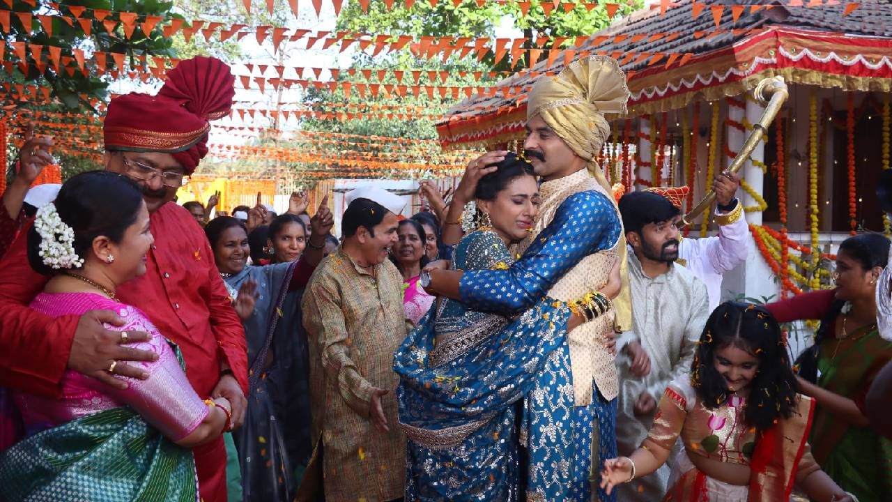 खूप वर्षांनंतर मालिकेत भूमिका साकारल्याचा वेगळा आनंद होतोय अशी भावना त्यांनी व्यक्त केली. जानकी-ऋषिकेशच्या आयुष्यातला हा नवा अध्याय प्रेक्षकांना 'घरोघरी मातीच्या चुली' या मालिकेत संध्याकाळी 7.30 वाजता स्टार प्रवाह वाहिनीवर पहायला मिळेल. 
