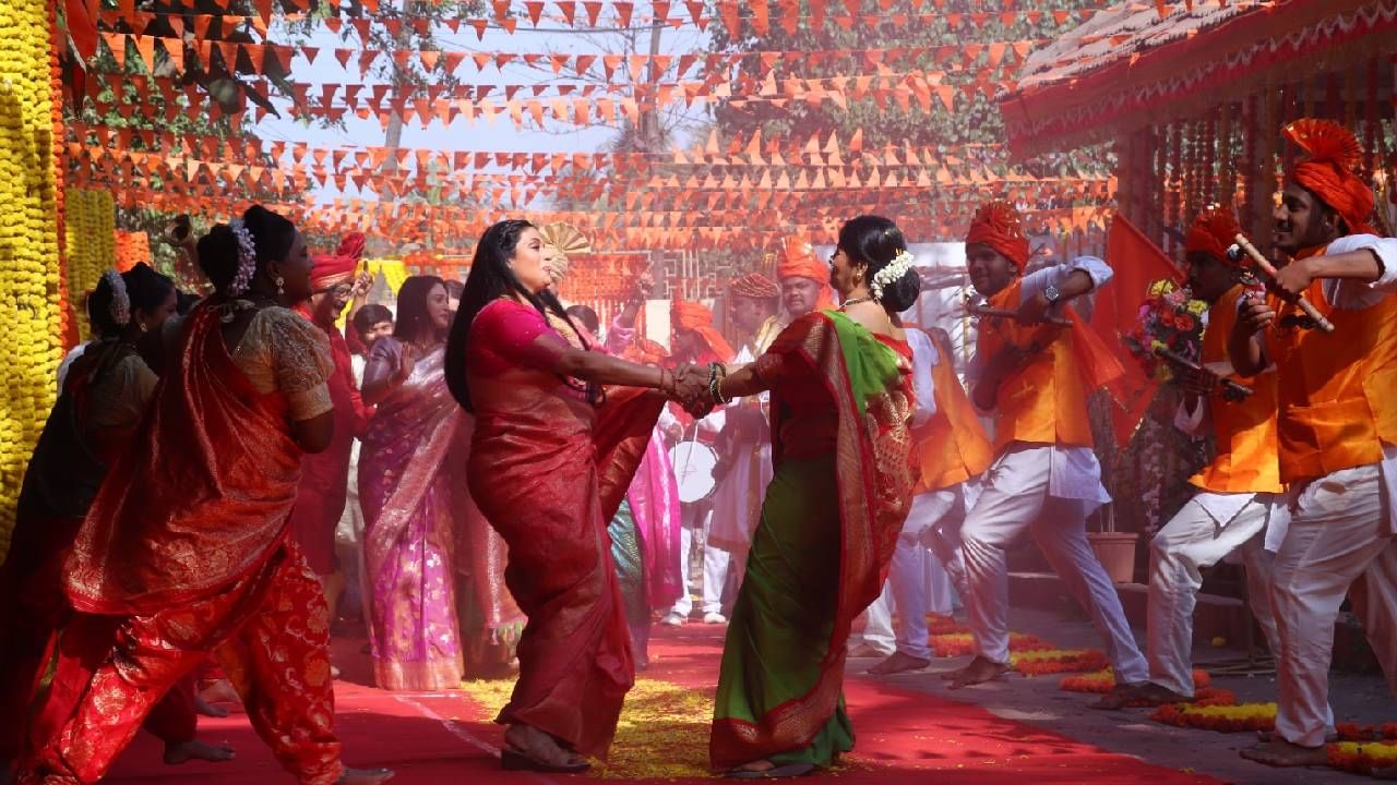 जानकी आणि ऋषिकेशच्या आयुष्यातला हा अत्यंत महत्त्वाचा क्षण आहे. दोघंही या अभुतपूर्व स्वागताने भारावून गेले आहेत. अखेर विजय सत्याचाच होतो हे पुन्हा एकदा सिद्ध झालं आहे. 
