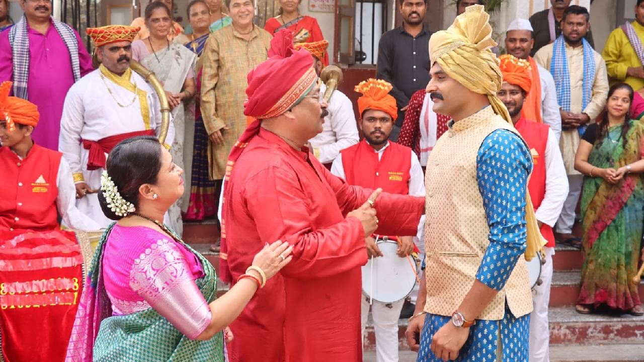 हा खास क्षण आणखी खास करण्यासाठी आदेश बांदेकर, सुचित्रा बांदेकर, सारिका नवाथे, अदिती देशपांडे आणि गिरीजा प्रभू यांनी हजेरी लावली आहे. 
