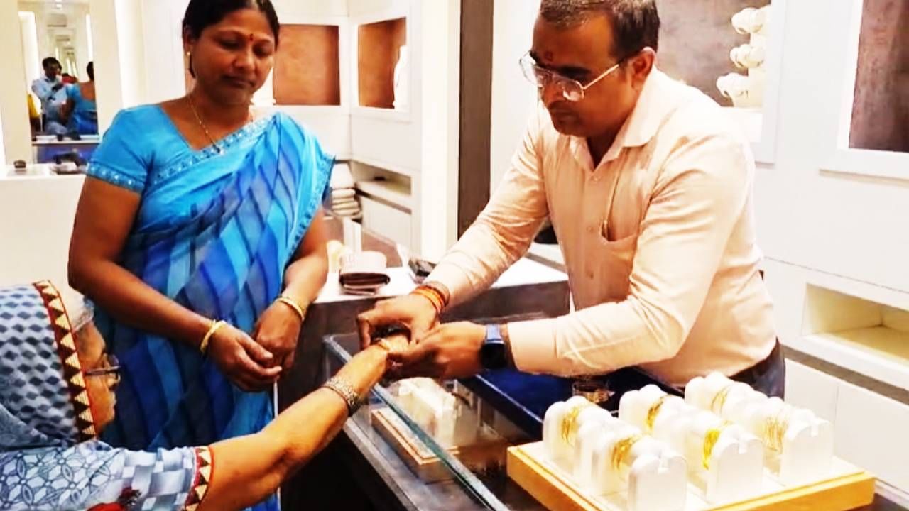 जळगावच्या सराफ बाजारामध्ये सोन्याने चांदीच्या दराने ऐतिहासिक विक्रमी उच्चांकी गाठली आहे. जळगावच्या सराफ बाजाराच्या इतिहासात पहिल्यांदाच सोन्याच्या दराने 89 हजारांचा तर चांदीच्या दराने 1 लाखांचा आकडा ओलांडला आहे. 