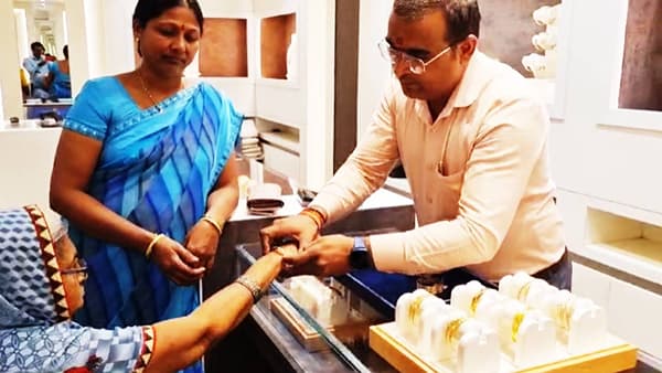 जळगावच्या सराफ बाजारामध्ये सोन्याने चांदीच्या दराने ऐतिहासिक विक्रमी उच्चांकी गाठली आहे. जळगावच्या सराफ बाजाराच्या इतिहासात पहिल्यांदाच सोन्याच्या दराने 89 हजारांचा तर चांदीच्या दराने 1 लाखांचा आकडा ओलांडला आहे.
