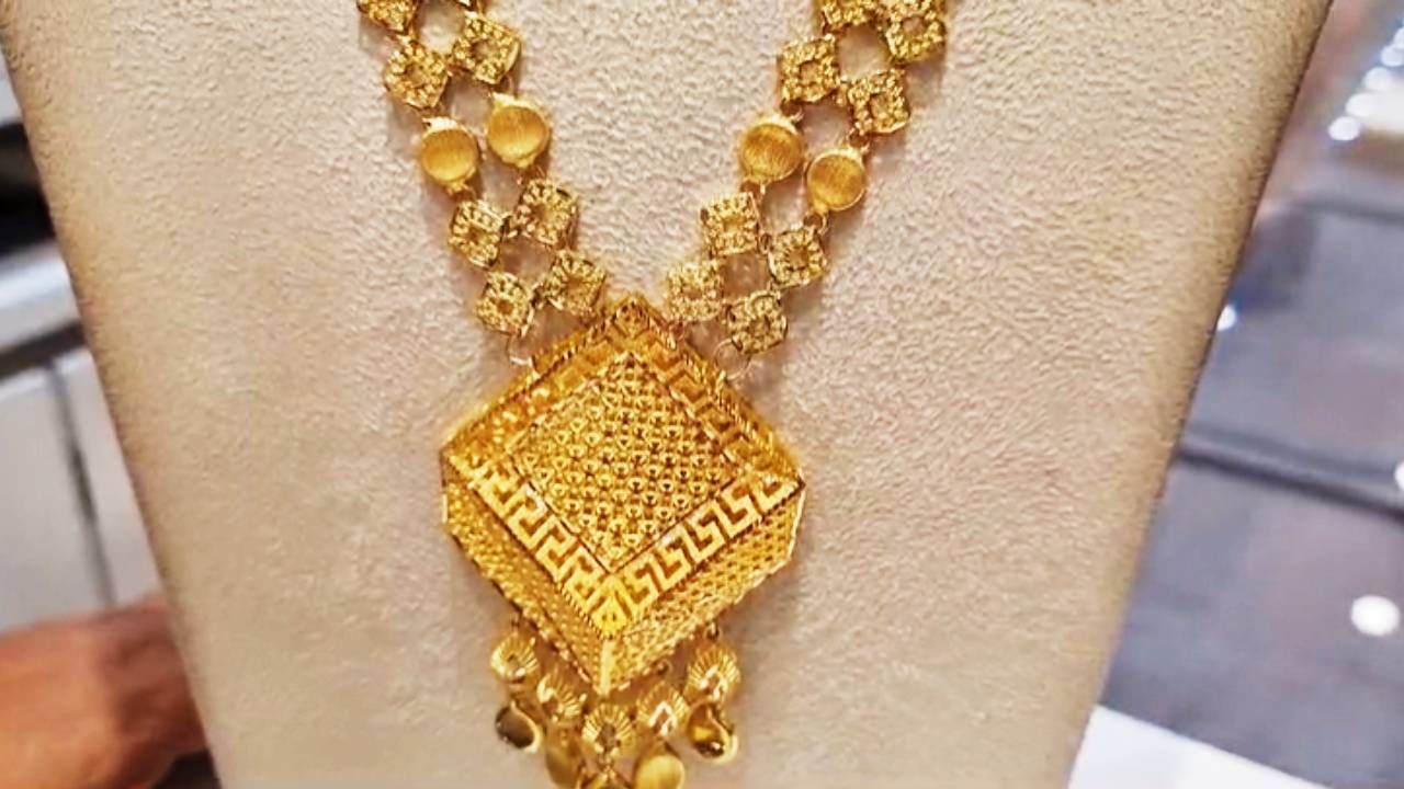 डोनाल्ड ट्रम्प यांनी घेतलेले निर्णय तसेच जागतिक आंतरराष्ट्रीय बाजारातील घडामोडी या सर्व गोष्टींचा परिणाम सोन्या-चांदीच्या दरावर होत असल्याचे सराव व्यवसायिकांचं म्हणणं आहे.