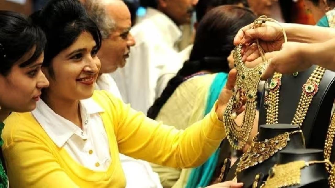 गेल्या पाच वर्षांत सोन्याने ग्राहकांना, गुंतवणूकदारांना 18% वार्षिक परतावा दिला आहे. तर याच दरम्यान निफ्टीने वार्षिक जवळपास 15 टक्क्यांची झेप घेतली आहे.