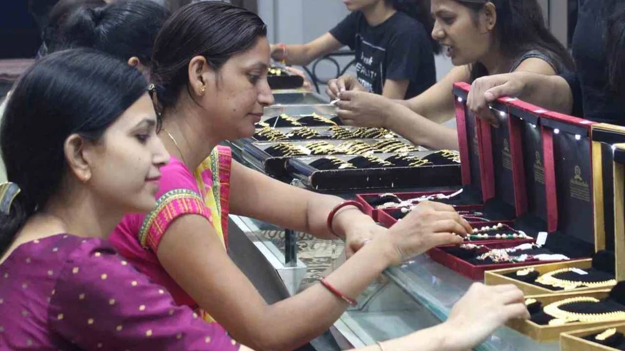 22 कॅरेट आणि 18 कॅरेट सोने खरेदी करण्यापूर्वी त्याच्या किंमती एका मिस्ड कॉलवर कळतील. तुम्ही 8955664433 या क्रमांकावर मिस्ड कॉल करु शकता. त्यानंतर तुमच्या मोबाईल क्रमांकावर एसएमएस (SMS) येईल