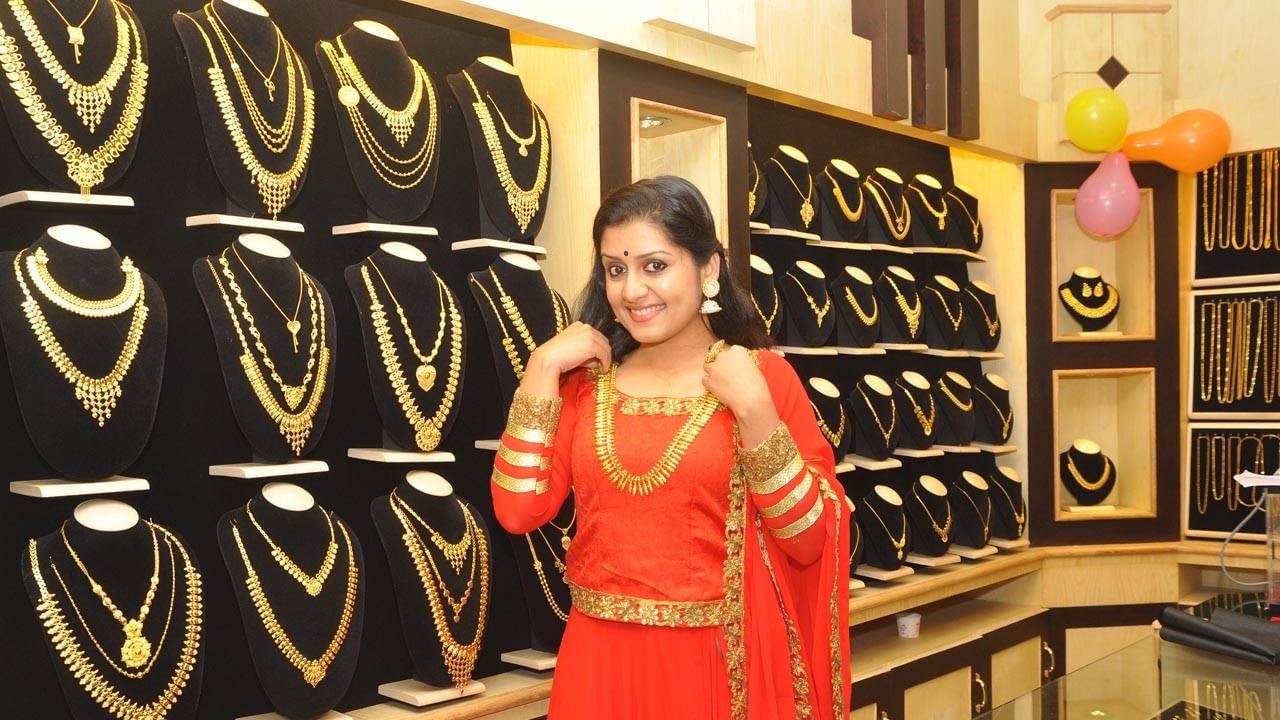 जळगावच्या सराफ बाजारात एका दिवसात सोन्याचे दर 500 रुपये तर चांदी 1 हजाराने घसरली. सोन्याचे दर जीएसटीसह 89 हजार 198 रुपये तर चांदीचे दर 97 हजारावर पोहोचले आहेत