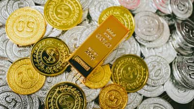 Gold Silver Rate Today 19 February 2025 : सोन्याचा दोनच दिवसात विक्रम, चांदीचे सपशेल लोटांगण, भाव तरी काय?