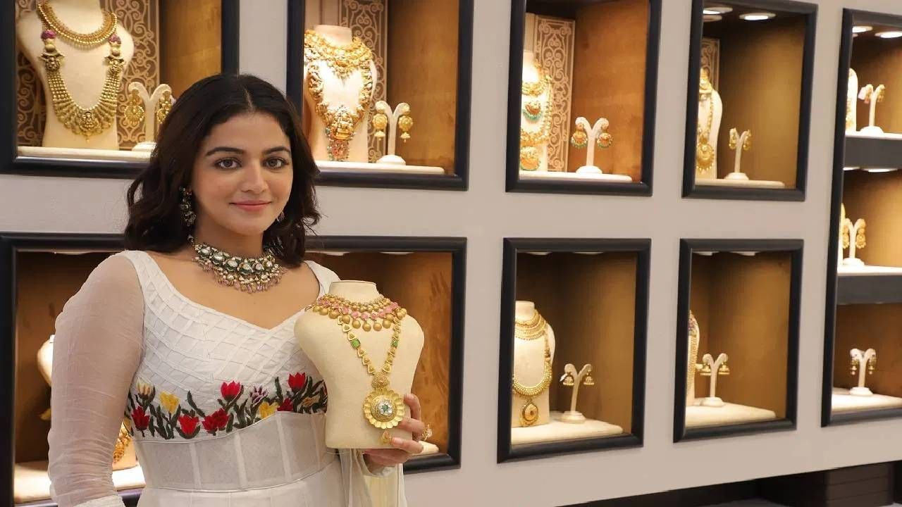 इंडियन बुलियन्स अँड ज्वेलर्स असोसिएशननुसार (IBJA) 24 कॅरेट सोने 86,647, 23 कॅरेट 86,300, 22 कॅरेट सोने 79,369 रुपयांवर आहे. 18 कॅरेट आता 64,985 रुपये, 14 कॅरेट सोने 50,689 रुपये प्रति 10 ग्रॅमवर आहे. एक किलो चांदीचा भाव 95,769 रुपये इतका झाला.