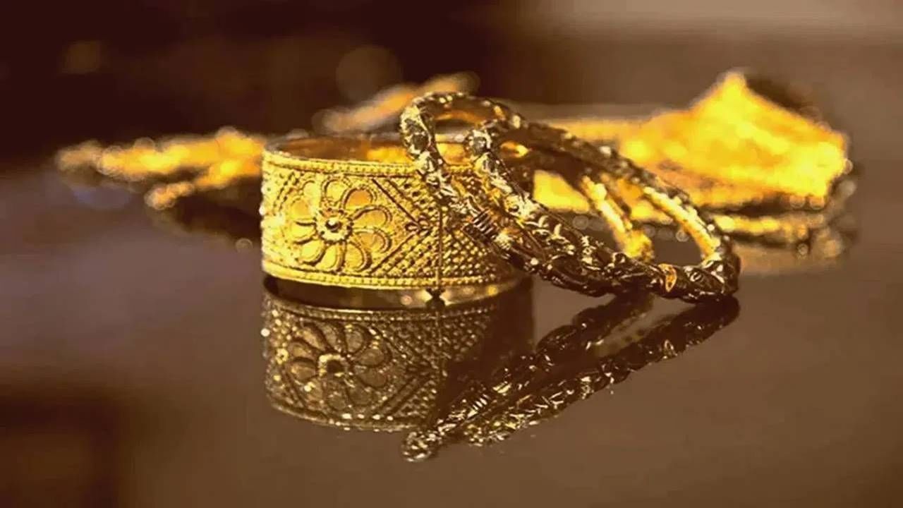 घरात ठेवलेलं जुनं सोनं विकण्याचा विचार करत आहात? मग या गोष्टी लक्षात ठेवा, नाही तर... घरात ठेवलेलं जुनं सोनं विकण्याचा विचार करत आहात? मग या गोष्टी लक्षात ठेवा, नाही तर...