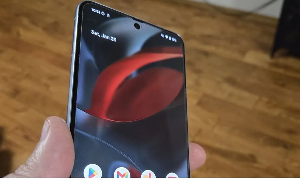 Pixel 9A हा Google Pixel 8A चा उत्तराधिकारी आहे. या मिड-रेंज फोनची सध्याची किंमत 37,999 रुपये इतकी आहे. या फोनचे अनेक स्पेक्स Google Pixel 9A मध्ये देखील वापरले गेले आहेत. नवीन मॉडेलची किंमत किती असेल हे अद्याप स्पष्ट झालेले नाही.