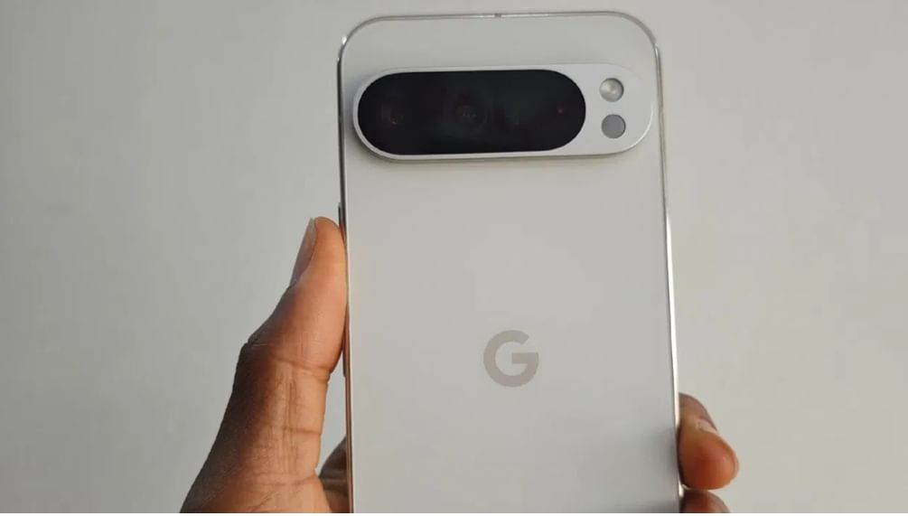 या नव्या Google Pixel 9a फोनमध्ये 6.3-इंचाचा डिस्प्ले दिलेला आहे. यात गोरिल्ला ग्लास 3 चे संरक्षण असेल. या फोन Google मध्ये Tensor G4 चिपसेट असणार आहे. या फोनच्या इतर वैशिष्ट्यांमध्ये 8 GB RAM + 256 GB मेमरी आणि IP68 डस्ट आणि पाण्यापासून संरक्षण आहे. (छाया सौजन्य - सोशल मीडिया)