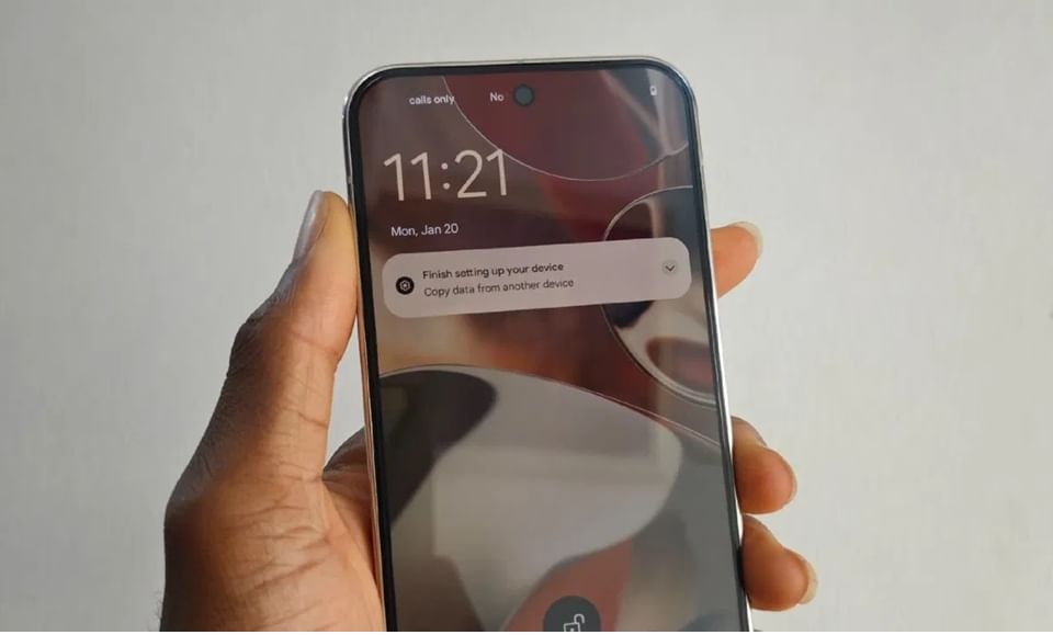 Pixel 9a, Google Pixel कंपनीचा मध्यम श्रेणीचा फोन लवकरच मार्केटमध्य लाँच होत आहे. Google Pixel च्या नव्या मॉडेलमध्ये Tensor G4 चिपसेट बसविण्यात आली आहे.Google Pixel 9a हा फोन 2025 च्या मार्च महिन्याच्या मध्यापर्यंत लाँच होण्याची शक्यता आहे.