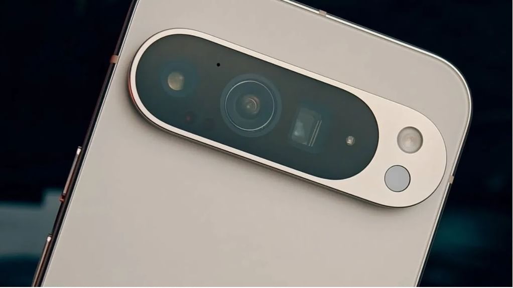 Google Pixel चा नवा फोन Android 15 वर चालेल.याची बॅटरी 5100 mAh क्षमतेची आहे. फोन मार्चमध्ये रिलीज होऊ शकतो असे म्हटले असले तरी अधिकृतरित्या कंपनीने दुजोरा दिलेल्या नाही. हा फोन भारतात आणि परदेशात एकाच वेळी लाँच होणार असल्याचेही संकेत मिळाले आहेत. (छाया सौजन्य - सोशल मीडिया)