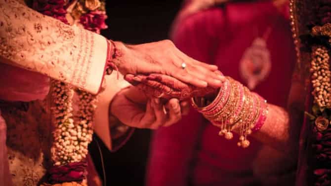 चोली के पीछे क्या है… गाण्यावर नवरदेव नाच नाच नाचला इतका की लग्नच मोडलं... काय घडलं बुवा?
