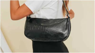 Astro Tips: पर्समध्ये या गोष्टी ठेवल्यामुळे आर्थिक चणचण भासू शकते...