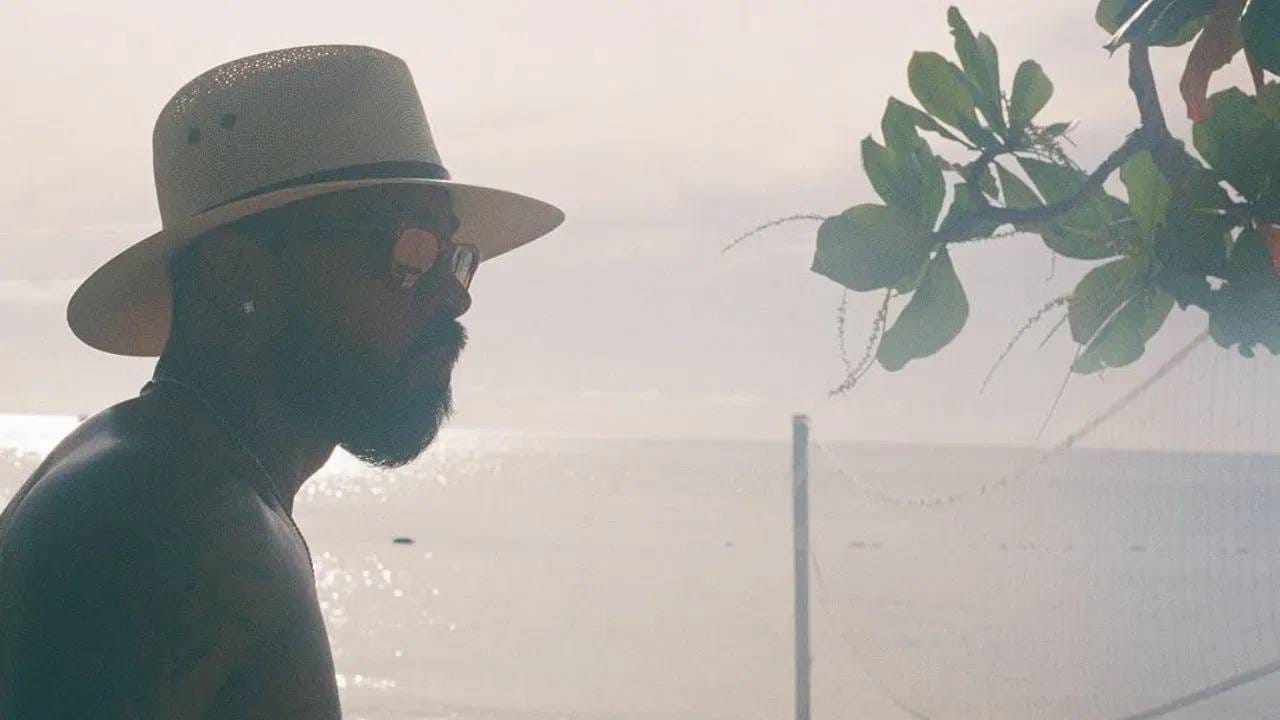 पाकिस्तानला धूळ चारताच हार्दिक आता समुद्रकिनाऱ्यावर दिसला. पाकिस्तानला हरवल्यानंतर तो मनमुराद आनंद घेत आहे.