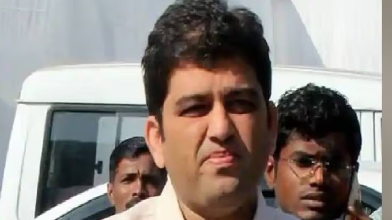 माजी आमदार हर्षवर्धन जाधव पोलिसांच्या ताब्यात, काय आहे प्रकरण?