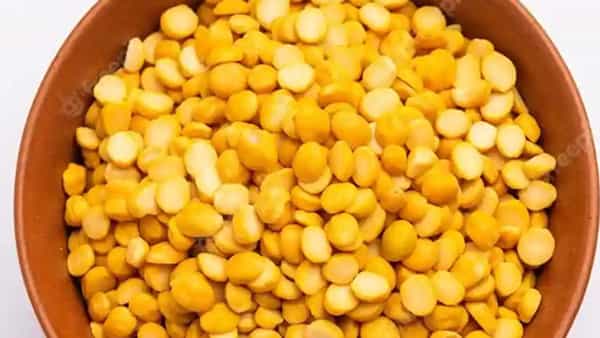 100 ग्रॅम हरबरा डाळीत 28-30 ग्रॅम प्रोटीन असते. सर्वाधिक प्रोटीन असणारी ही डाळ आहे. ज्या लोकांना मसल्स गेन करायची आहेत, त्यांच्यासाठी ही डाळ सर्वोत्तम आहे. या डाळीत फायबर, कॅल्शियम आणि मॅग्नीशियम मुबलक आहेत. त्यामुळे हाडे मजबूत होतात. तसेच पोट दीर्घकाळ भरलेले असते.