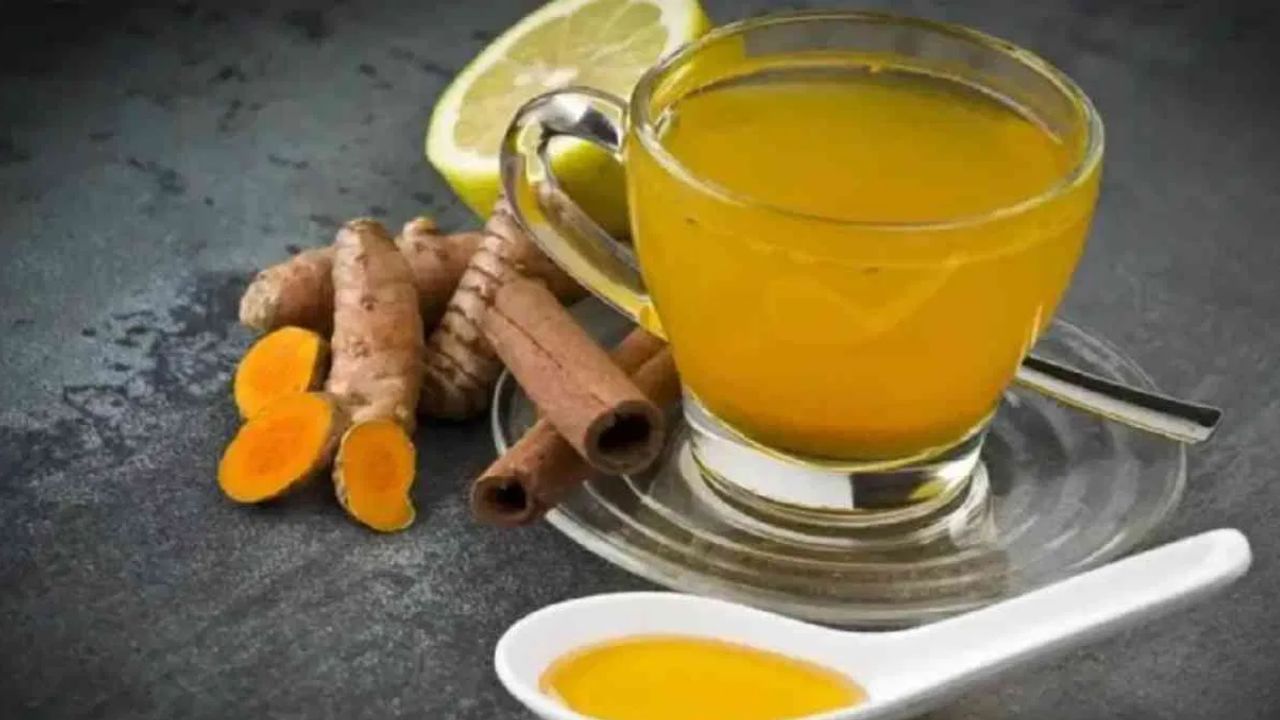 हळद आणि मीठ दात दुखणे थांबवण्यासाठी गुणकारी आहेत. एक चमचा हळद पावडर आणि अर्धा चमचा मीठ घेऊन एका कटोरीत पेस्ट बनवा. या पेस्टने दातांवर हळूवार मसाज करा. हळूहळू वेदना कमी होतील.