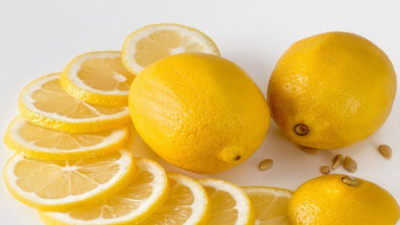 लिंबूचा रस दातांसाठी फायदेशीर आहे. बॅक्टेरिया संपवण्यास लिंबूचा रस महत्वाचे काम करते. एक ग्लास कोमट पाणी घेऊन त्यात लिंबू पिळून घ्या. त्याचे गुळणी केल्यावर दातांना आराम मिळेल. वेदना कमी होतात.