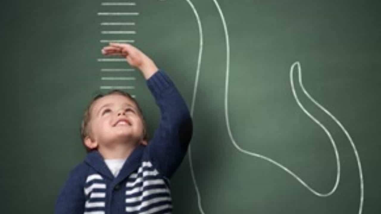 मुलांची वाढवायची असेल उंची आणि हाडे करायचे असतील मजबूत तर, दुधासोबतच या पदार्थांचा करा आहारात समावेश