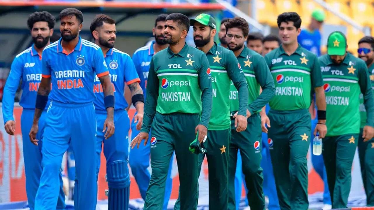 चॅम्पियन्स ट्रॉफीमध्ये भारत आणि पाकिस्तान यांच्यातील हायव्होल्टेज लढाईसाठी मैदान सज्ज झाले आहे. दोन्ही संघ दुबई आंतरराष्ट्रीय क्रिकेट स्टेडियमवर आमनेसामने येणार आहेत. कोण बाजी मारणार याची उत्सुकता शिगेला पोहोचली आहे. 