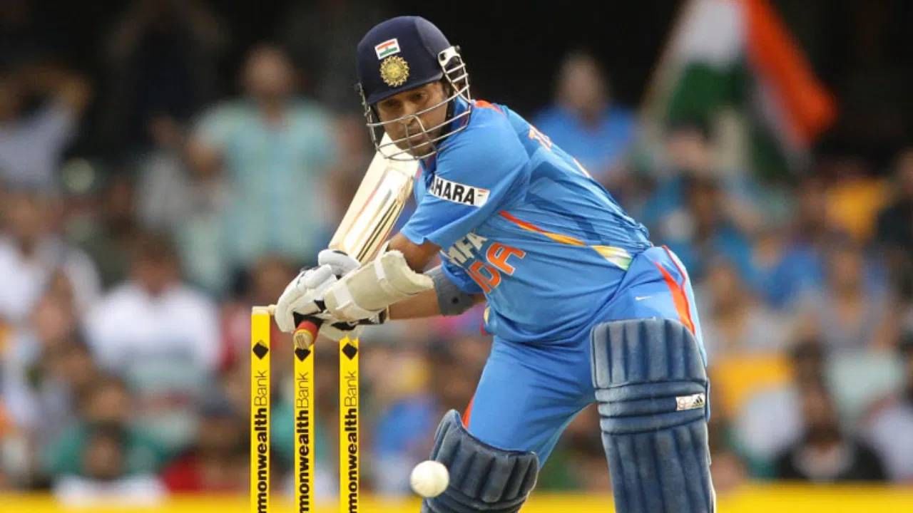 पाकिस्तानविरुद्ध एकदिवसीय सामन्यात सर्वाधिक धावा करण्याचा विक्रम सचिन तेंडुलकरच्या नावावर आहे. सचिन तेंडुलकरने 2526 धावा केल्या आहेत. सध्याच्या भारतीय क्रिकेटपटूंमध्ये कर्णधार रोहित शर्माच्या नावावर सर्वाधिक धावा करण्याचा विक्रम आहे.