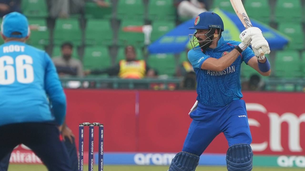 अफगाणिस्तानने इंग्लंडसमोर विजयासाठी 50 षटकात 326 धावांचं आव्हान ठेवलं आहे. अफगाणिस्तानचे 37 धावांवर 3 विकेट अशी स्थिती होती. त्यामुळे अफगाणिस्तानचं काही खरं नाही असंच वाटत होतं. पण इब्राहिम झाद्रानने डाव सावरला.