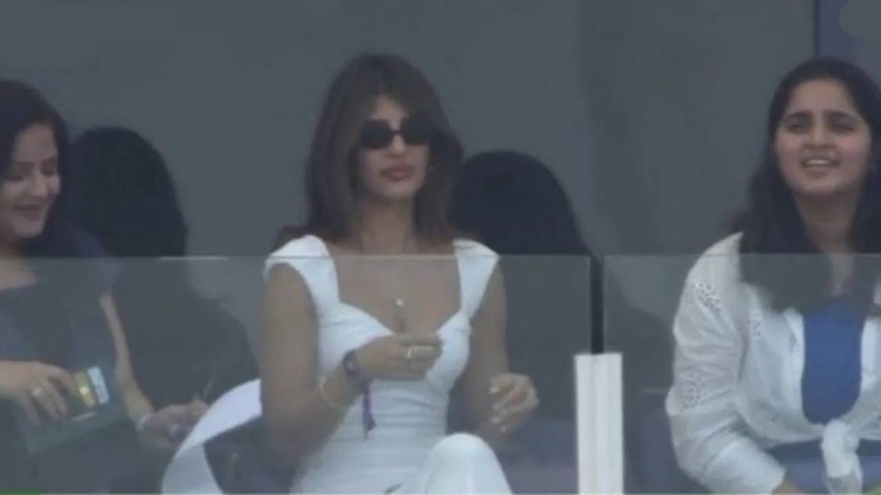 हार्दिक पांड्याने गेल्या वर्षी अभिनेत्री-मॉडेल नताशा स्टॅन्कोविचशी घटस्फोट घेतला. दोघांनीही त्यांच्या परस्पर संमतीने वेगळे होण्याच्या वृत्ताला दुजोरा दिला. अलीकडेच, काही नेटकऱ्यांनी हार्दिक पांड्याचे नाव जास्मिन वालियाशी जोडले. लोक म्हणतात की, दोघांमध्ये काहीतरी चाललंय. काही लोकांनी हार्दिक आणि जास्मिनचे अनेक वेगवेगळे फोटो सोशल मीडियावर शेअर केले. ते दोघेही ग्रीसमध्ये एकत्र सुट्टीवर गेल्याचा दावा नेटकऱ्यांनी हे फोटो शेअर करून केला आहे. 