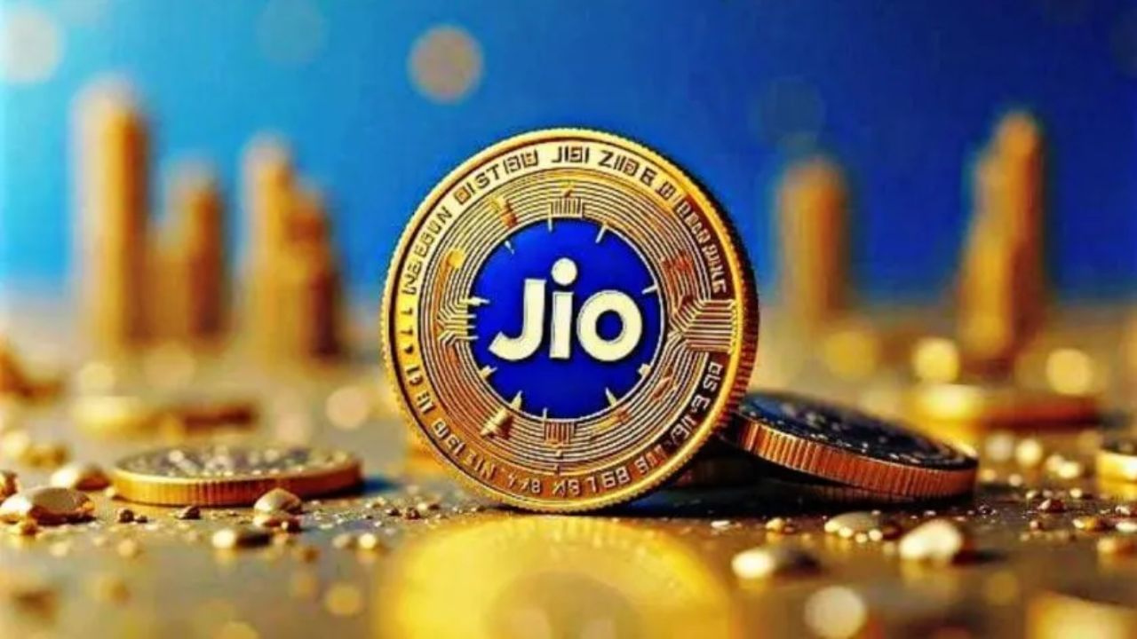 जिओ क्वाईन हे डिजिटल चलन आहे. सध्या त्याला क्रिप्टोकरन्सी म्हणणे योग्य नाही. इथरियम किंवा बिटकॉइन सारख्या क्रिप्टोकरन्सीऐवजी रिलायन्स जिओचे हे नाणे रिवॉर्ड टोकन किंवा डिजिटल लॉयल्टी पॉइंटसारखे आहे.