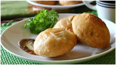 Matar Kachori: तेलाचा वापर न करता बनवा चवदार मटार कचोरी, लिहून घ्या रेसिपी