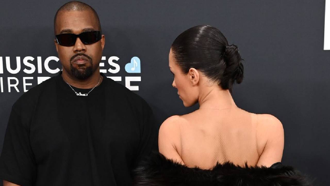 ग्रॅमी पुरस्कार सोहळ्यात कान्येला दोन नामांकनं मिळाली होती. यावेळी तो पत्नी बियांकासोबत रेड कार्पेटवर पोहोचला होता. कान्येनं काळ्या रंगाचे कपडे परिधान केले होते. तर बियांकासुद्धा सुरुवातीला काळ्या रंगाचा मोठा कोट परिधान करून रेड कार्पेटवर आली होती. 
