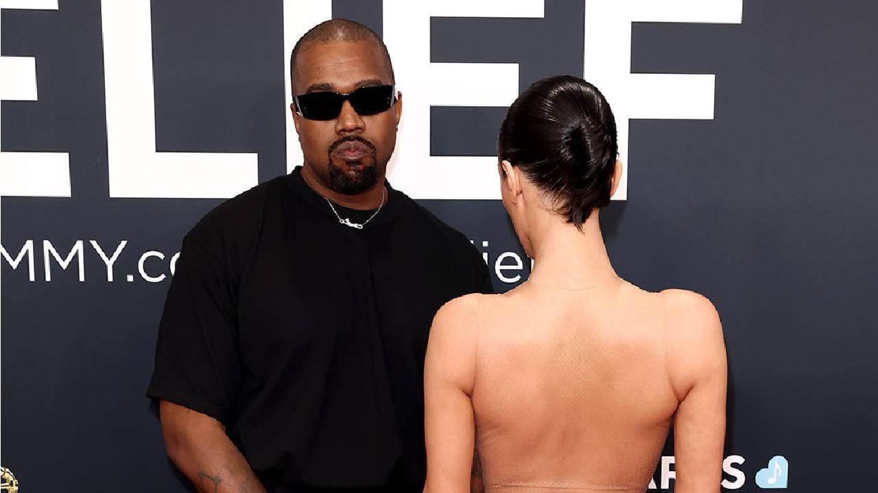 मात्र रेड कार्पेटवर येताच बियांकाने तिचा काळा कोट काढला आणि पूर्णपणे पारदर्शी कपड्यांमध्ये फोटोसाठी पोझ दिले. बियांकाचा हा न्यूड लूक सोशल मीडियावर तुफान चर्चेत आला आहे. हाय-प्रोफाइल कार्यक्रमात अशा पद्धतीचे कपडे घातल्याने बियांकाला प्रचंड ट्रोल करण्यात आलं. 
